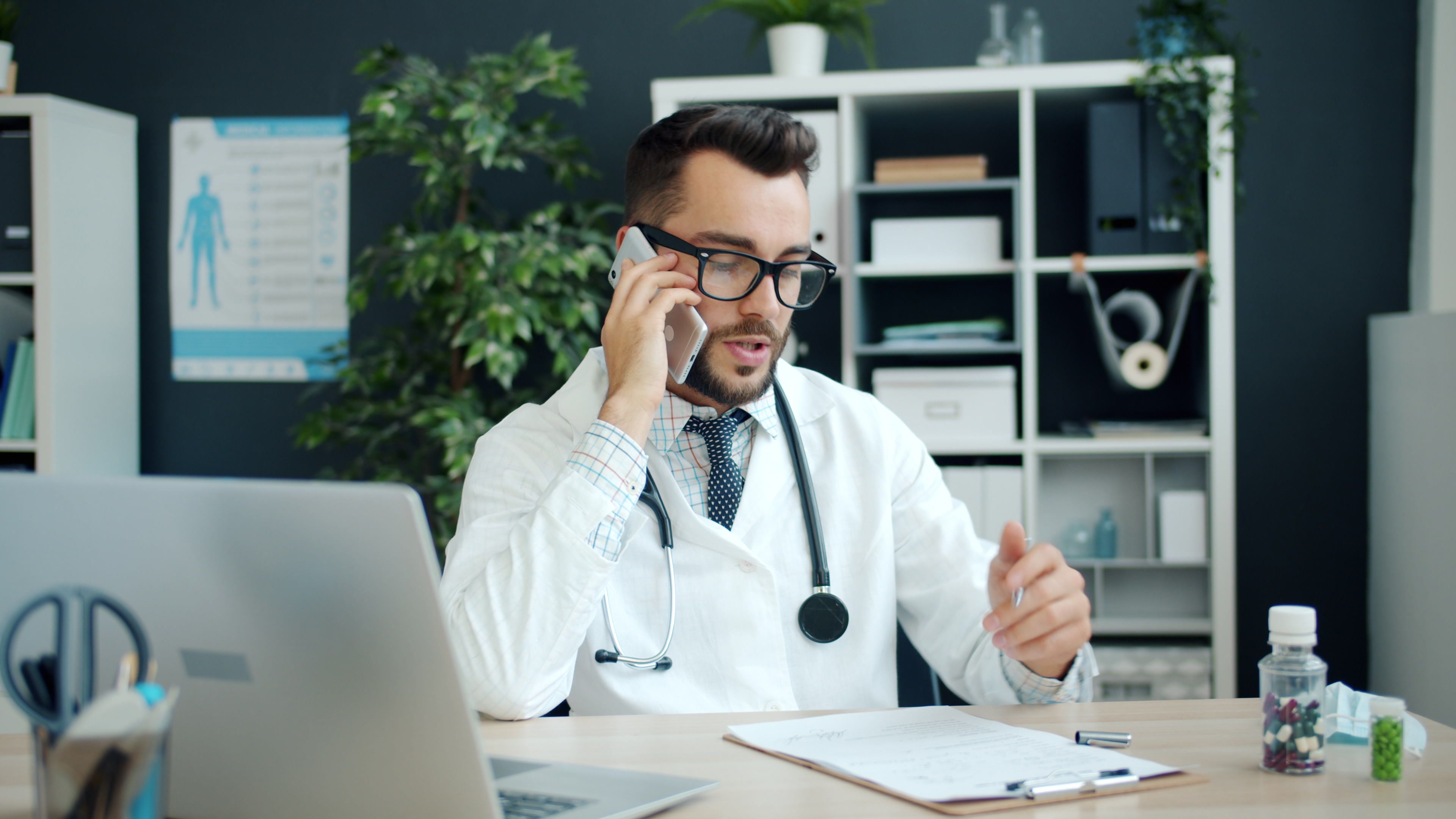 Profesional de la salud atendiendo paciente